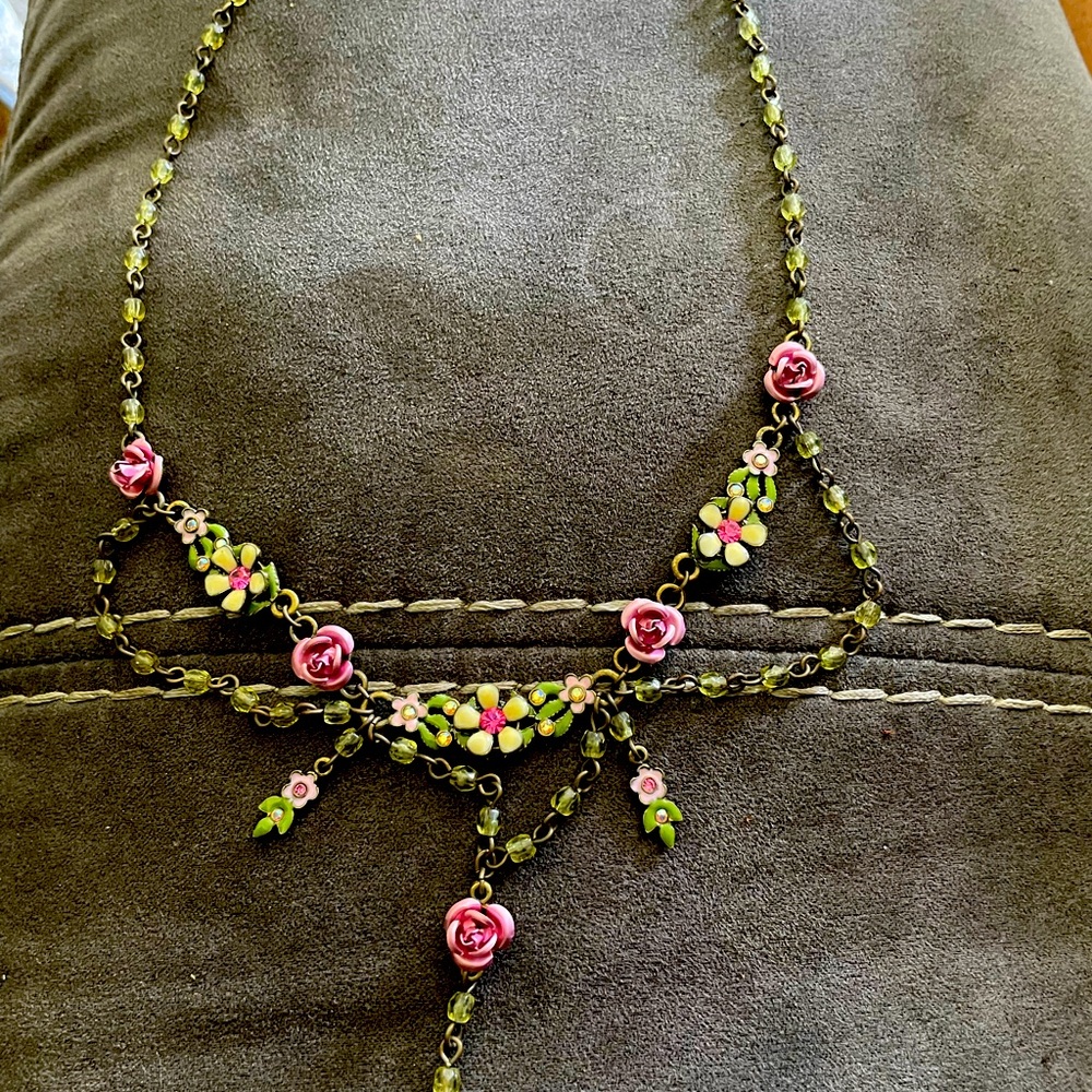 Beautiful vintage necklace with small roses! Excellent condition